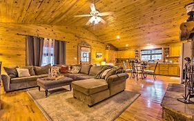 Pet-Friendly Cabot Cabin With Fenced Yard!